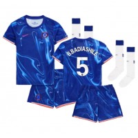 Camiseta Chelsea Benoit Badiashile #5 Primera Equipación Replica 2024-25 para niños mangas cortas (+ Pantalones cortos)